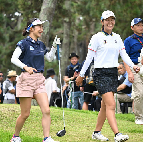 ソニー日本女子プロゴルフ選手権大会　最終日、1番でティーショットを終え、移動する篠崎愛（左）と神谷そら（撮影・千葉一成）