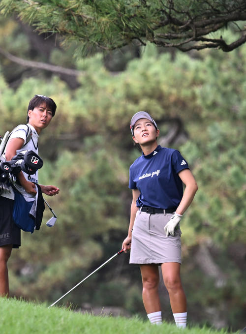 ソニー日本女子プロゴルフ選手権大会　最終日、6番でショットを前に松の木の枝を気にする佐藤心結（撮影・千葉一成）