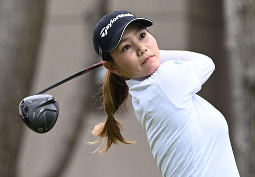 ソニー日本女子プロゴルフ選手権大会　最終日、10番でティーショットを放つ山路晶（撮影・千葉一成）