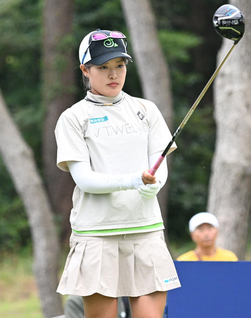 ソニー日本女子プロゴルフ選手権大会　最終日、10番でティーショットを前に集中する小倉彩愛（撮影・千葉一成）