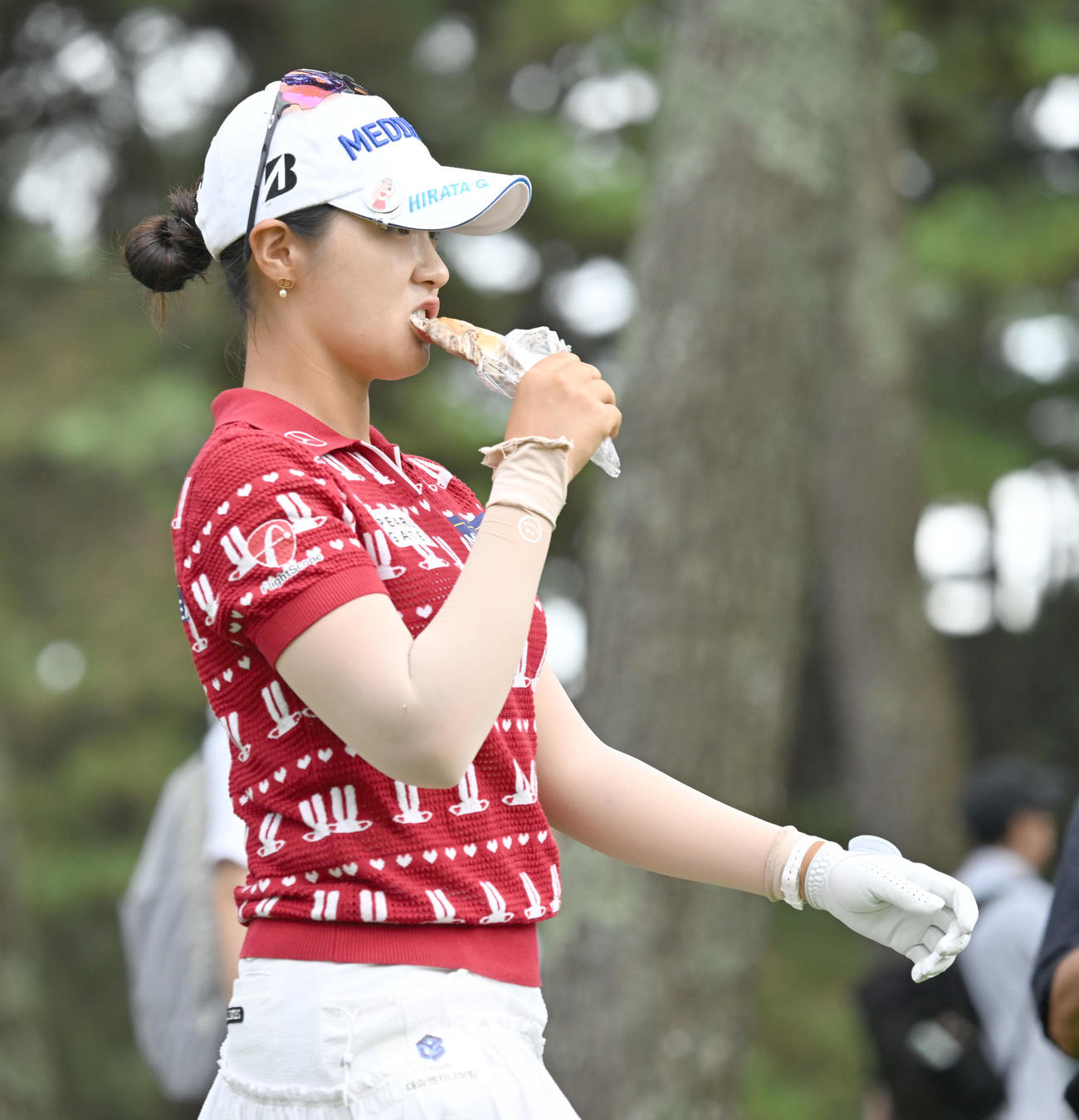 ソニー日本女子プロゴルフ選手権大会　最終日、10番でティーショットを終え、パンをかじりながら移動するパク・ヒョンギョン（撮影・千葉一成）