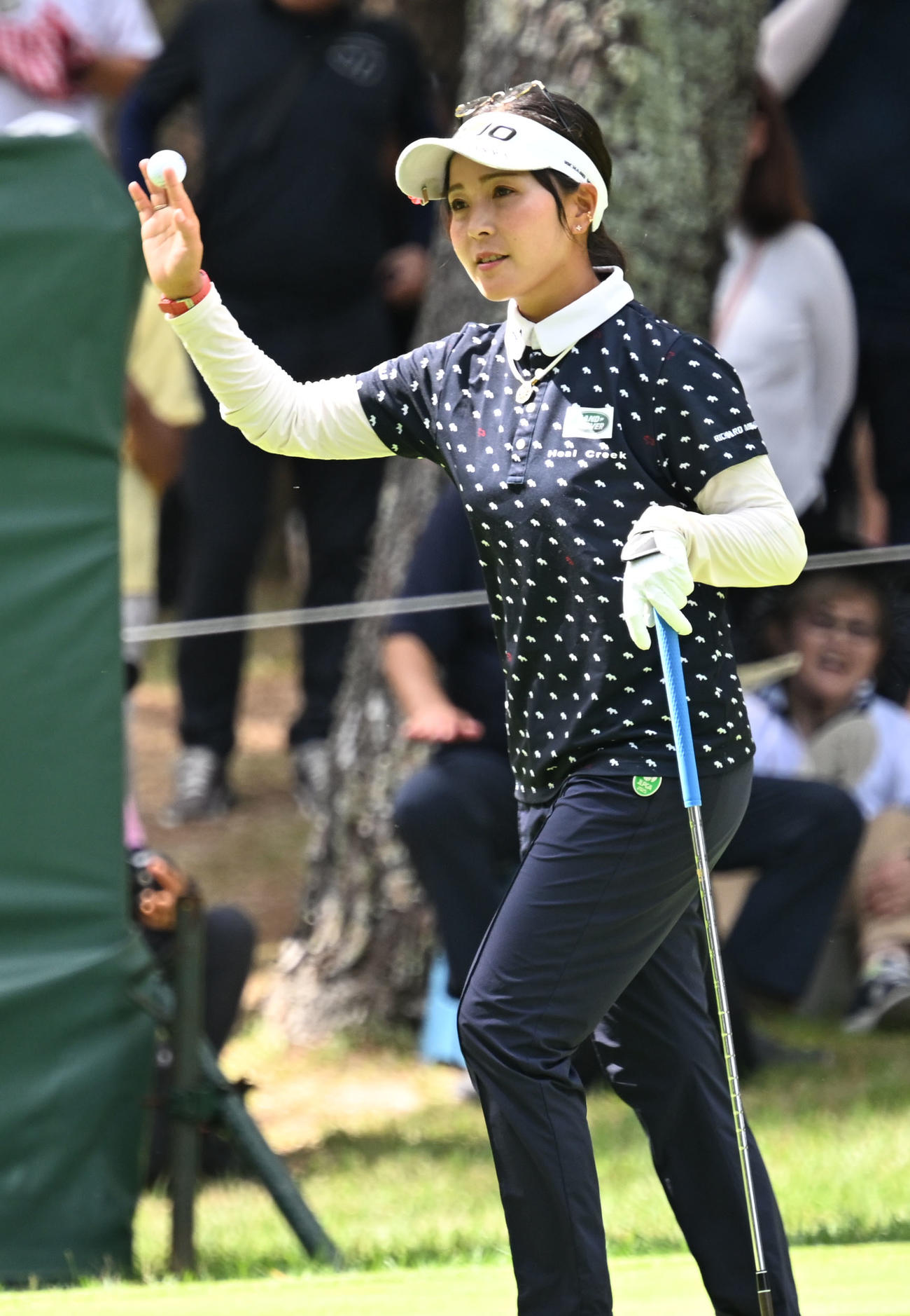 ソニー日本女子プロゴルフ選手権大会　最終日、6番でバーディを決め、ギャラリーの歓声に応える青木瀬令奈（撮影・千葉一成）