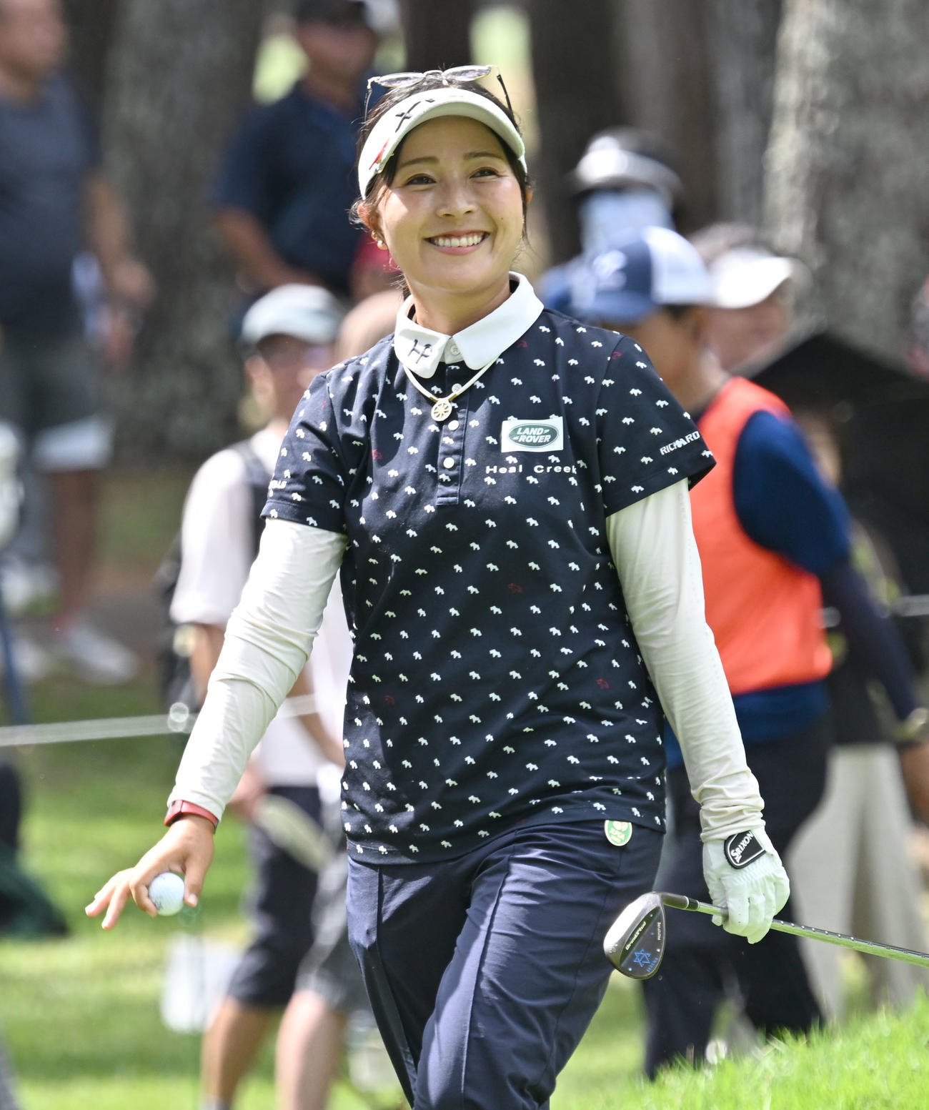 ソニー日本女子プロゴルフ選手権大会　最終日、6番でバーディを決め笑顔の青木瀬令奈（撮影・千葉一成）