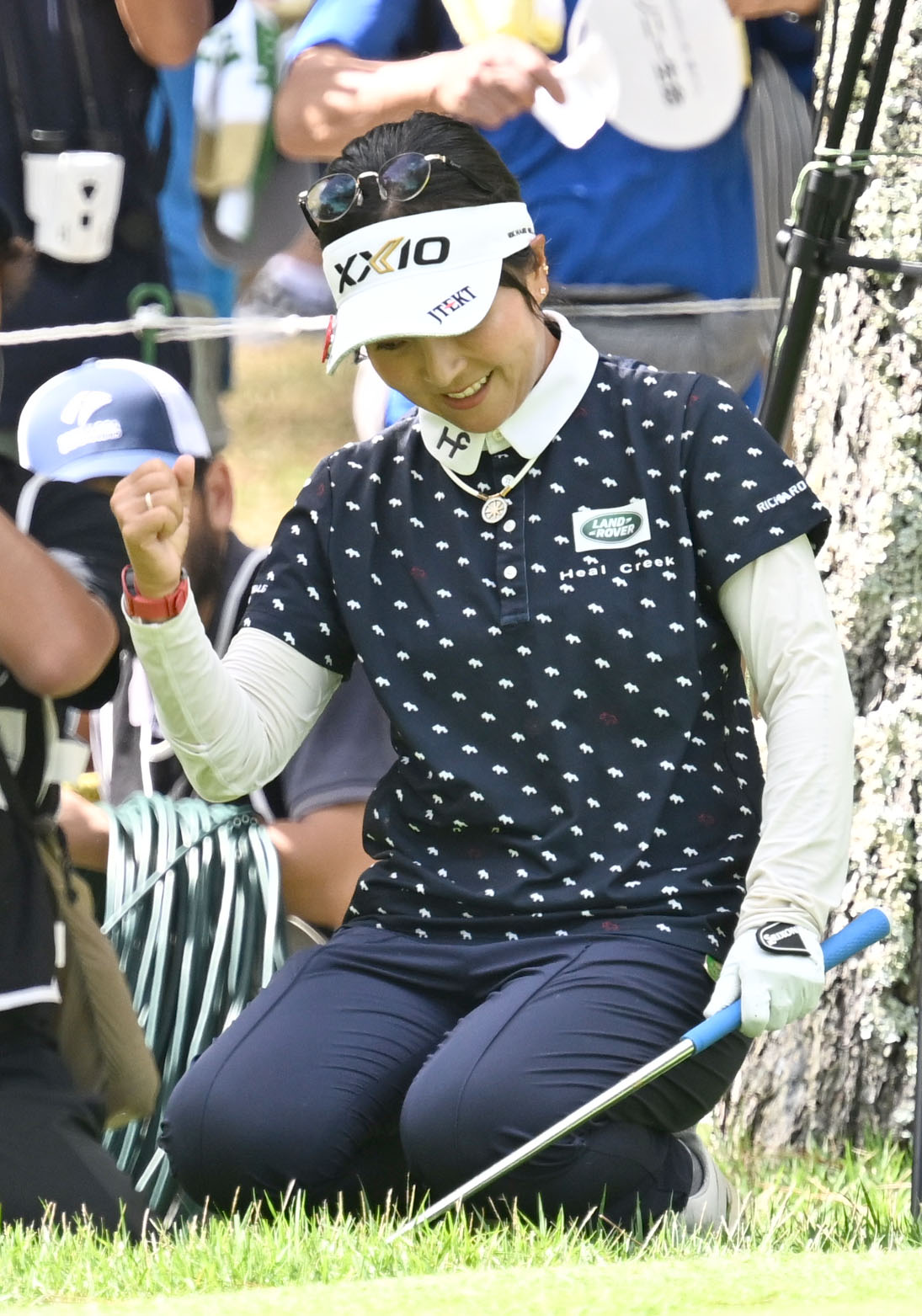 ソニー日本女子プロゴルフ選手権大会　最終日、6番でバーディを決め、ガッツポーズする青木瀬令奈（撮影・千葉一成）