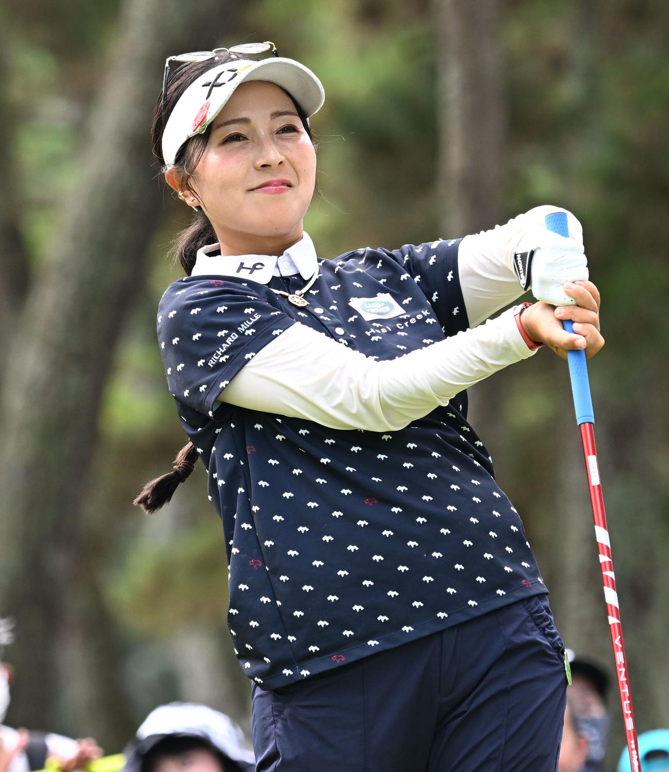 ソニー日本女子プロゴルフ選手権大会　最終日、7番でティーショットを放つ青木瀬令奈（撮影・千葉一成）