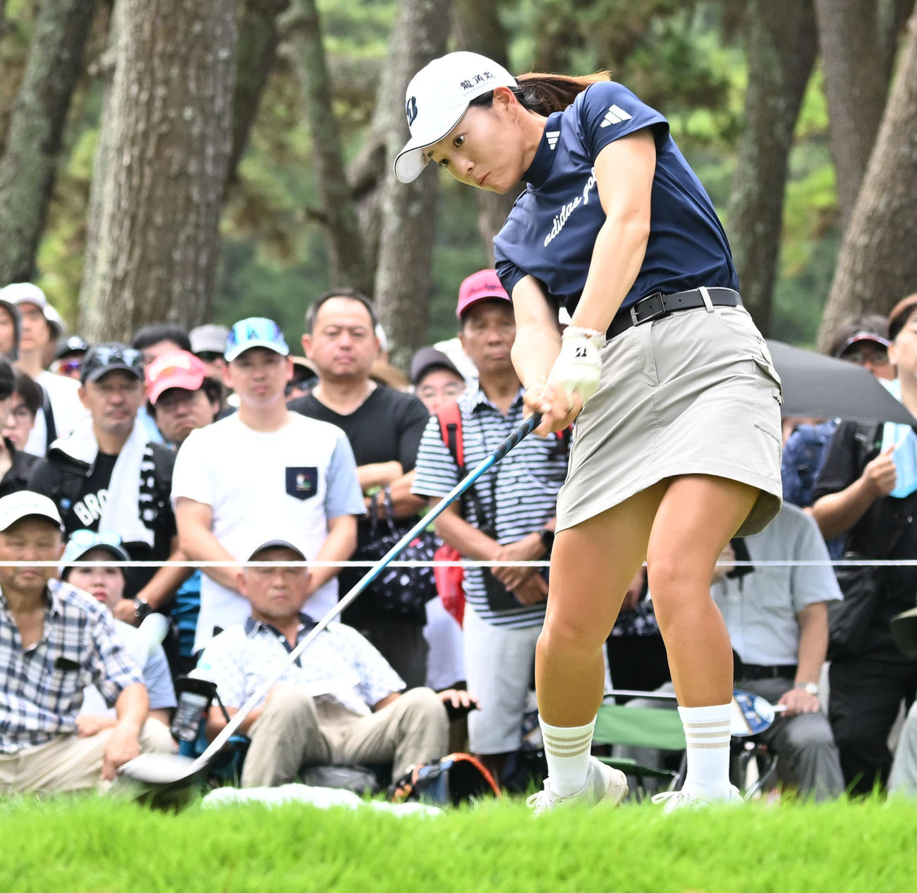 ソニー日本女子プロゴルフ選手権大会　最終日、7番でティーショットを放つ佐藤心結（撮影・千葉一成）