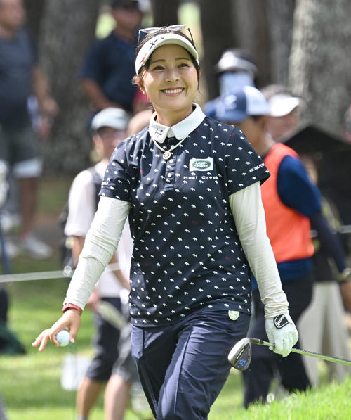 ソニー日本女子プロゴルフ選手権大会　最終日、6番でバーディを決め笑顔の青木瀬令奈（撮影・千葉一成）