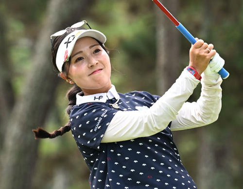 ソニー日本女子プロゴルフ選手権大会　最終日、7番でティーショットを放つ青木瀬令奈（撮影・千葉一成）