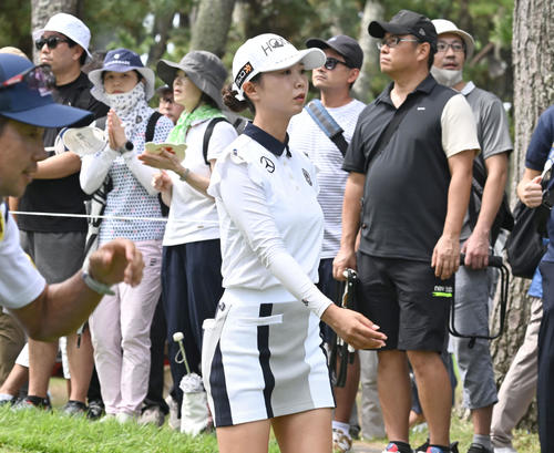 ソニー日本女子プロゴルフ選手権大会　最終日、7番でティーショットを放ち移動する金沢志奈（撮影・千葉一成）