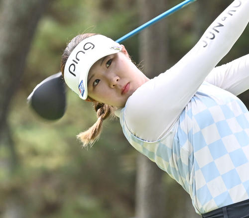 ソニー日本女子プロゴルフ選手権大会　最終日、7番でティーショットを放つ高野愛姫（撮影・千葉一成）