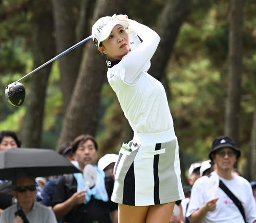 ソニー日本女子プロゴルフ選手権大会　最終日、7番でティーショットを放つ金沢志奈（撮影・千葉一成）