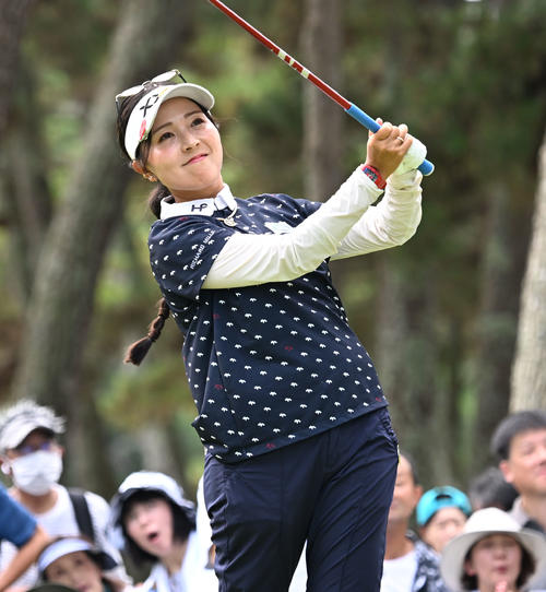 ソニー日本女子プロゴルフ選手権大会　最終日、7番でティーショットを放つ青木瀬令奈（撮影・千葉一成）