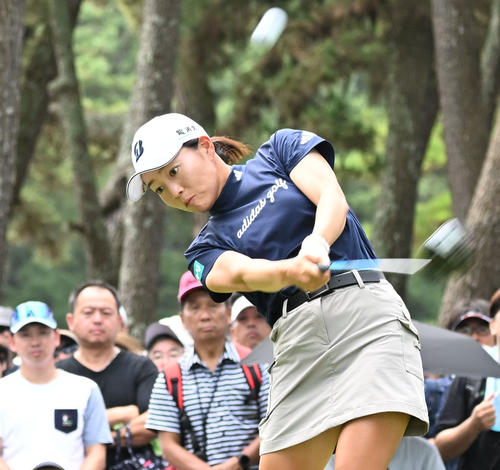 ソニー日本女子プロゴルフ選手権大会　最終日、7番でティーショットを放つ佐藤心結（撮影・千葉一成）