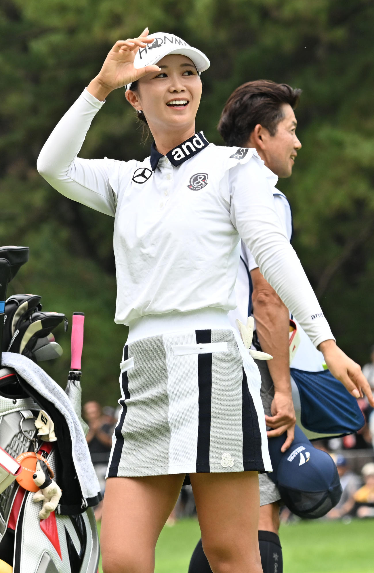 プレーオフ制してメジャー初優勝を決め、ギャラリーの歓声に手を振って応える金沢（撮影・千葉一成）