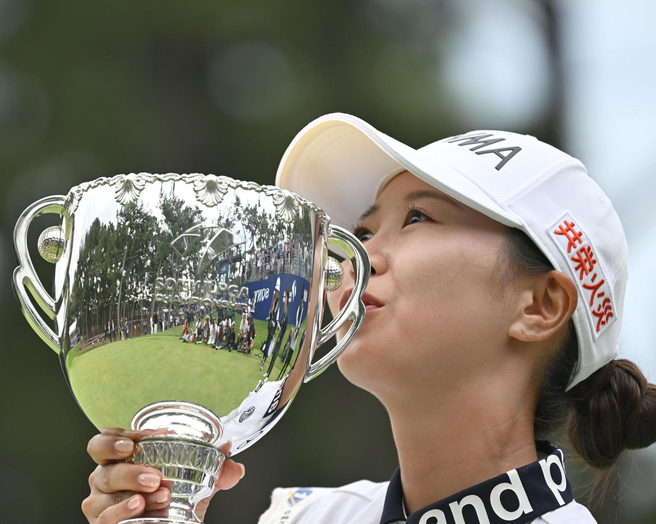 ソニー日本女子プロゴルフ選手権大会　最終日、プレーオフを制してメジャー初優勝を決め、カップにキスする金沢（撮影・千葉一成）