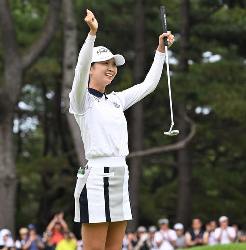 プレーオフを制してツアー初優勝を決め、喜ぶ金沢（撮影・千葉一成）