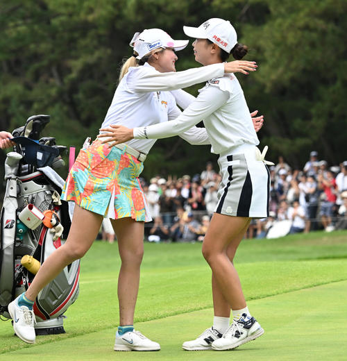 桑木志帆（左）とのプレーオフ制してメジャー初優勝を決め、喜ぶ金沢志奈（撮影・千葉一成）