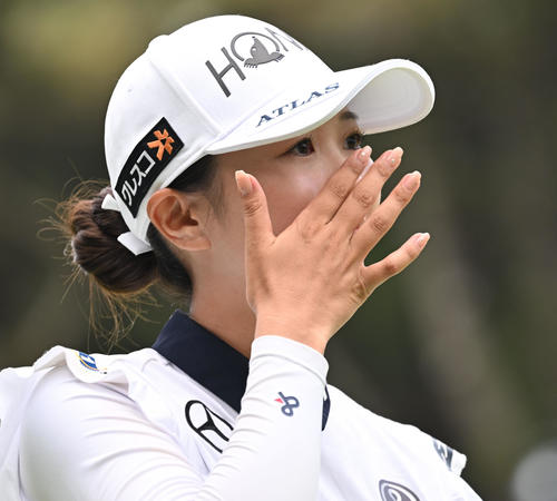 プレーオフを制してメジャー初優勝を決め、感極まる金沢（撮影・千葉一成）