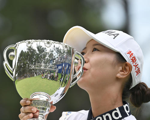 ソニー日本女子プロゴルフ選手権大会　最終日、プレーオフを制してメジャー初優勝を決め、カップにキスする金沢（撮影・千葉一成）