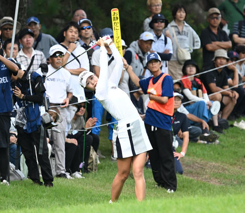 プレーオフでラフから2打目を放つ金沢（撮影・千葉一成）