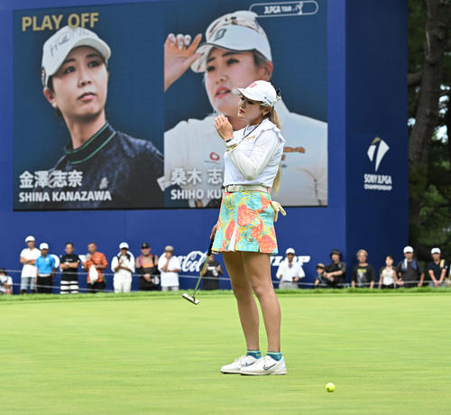 プレーオフで、カップを外し優勝を逃した桑木志帆（撮影・千葉一成）