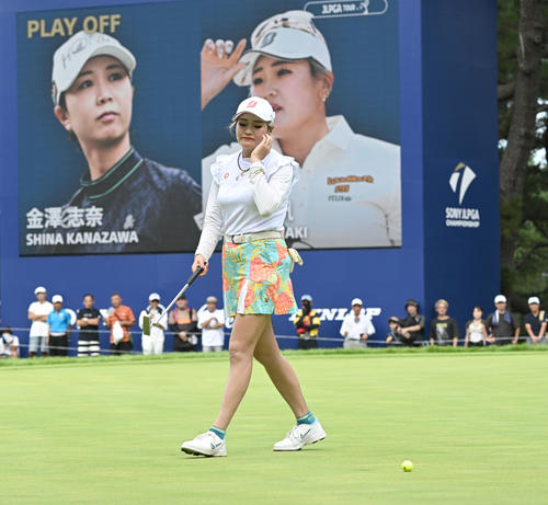 プレーオフで、カップを外し優勝を逃した桑木志帆（撮影・千葉一成）