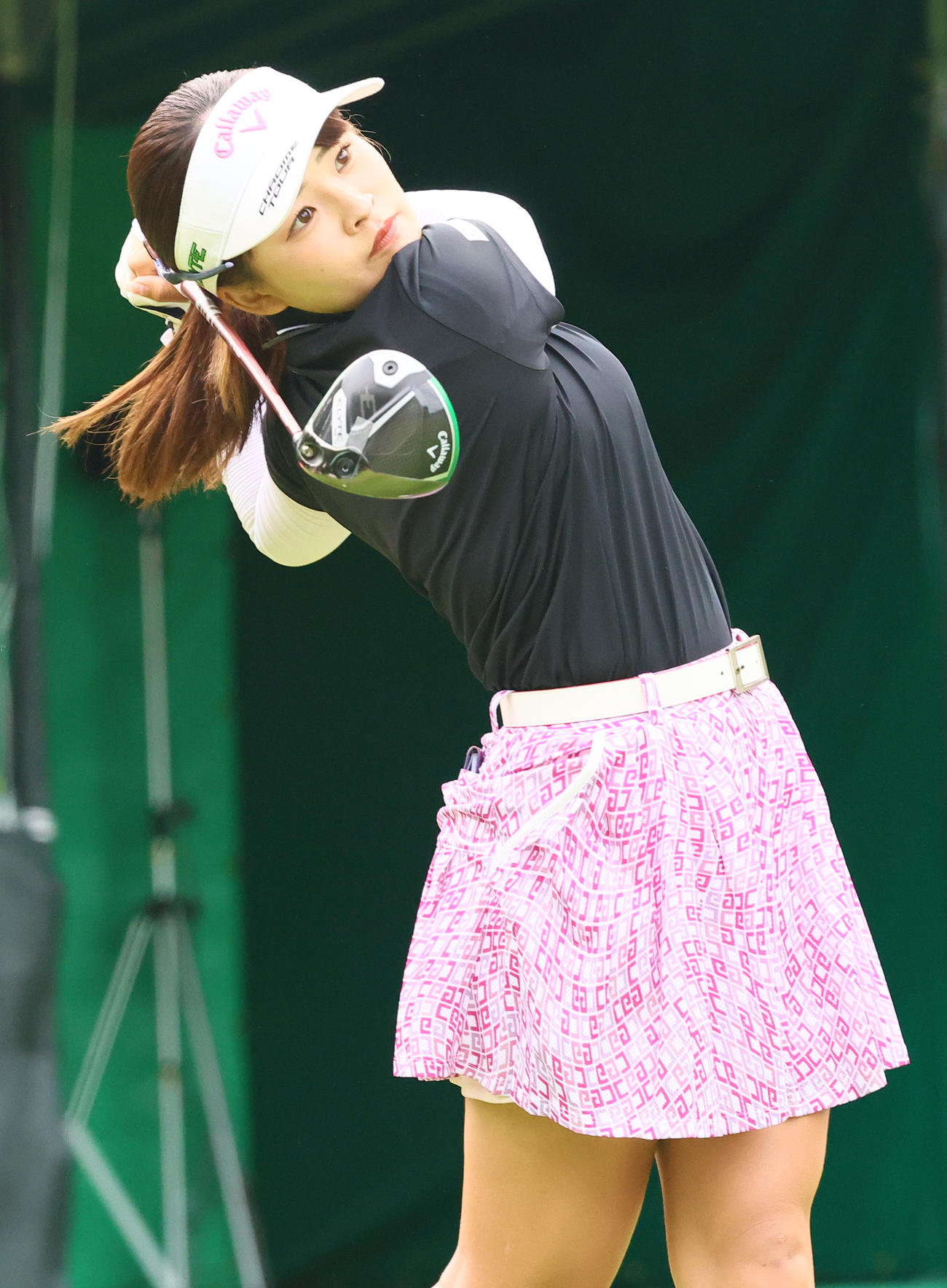 1番、ティーショットを放つ政田（撮影・上山淳一）