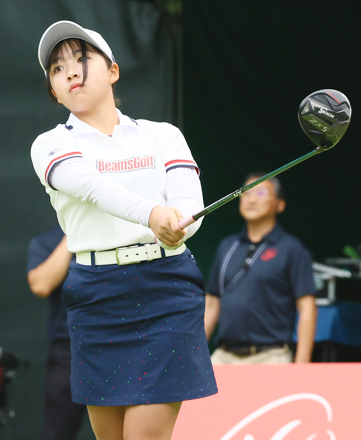 1番、ティーショットを放つ岩永（撮影・上山淳一）