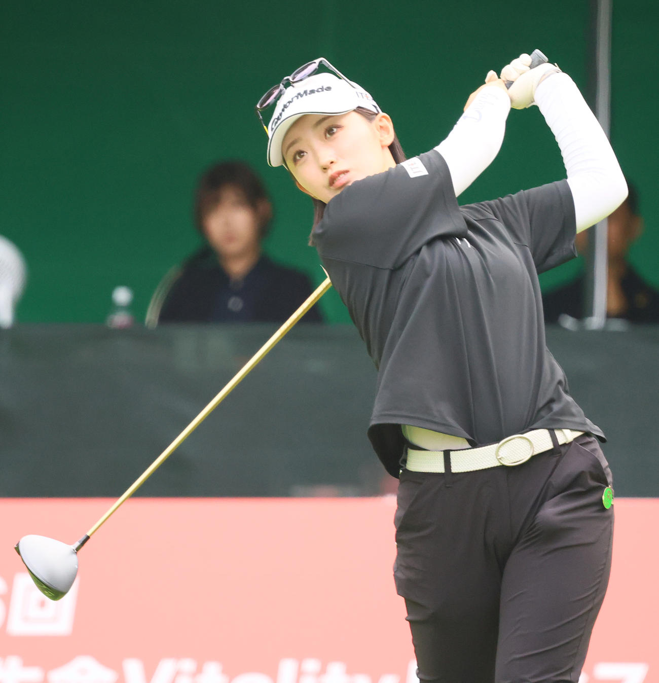 1番、ティーショットを放つ清本（撮影・上山淳一）