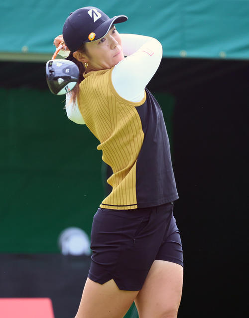 1番、ティーショットを放つ渡辺（撮影・上山淳一）