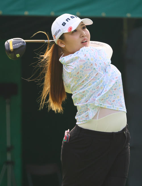 1番、ティーショットを放つ小林光希（撮影・上山淳一）