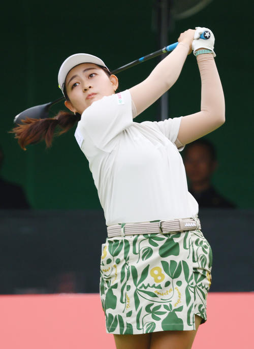 1番、ティーショットを放つ神谷桃歌（撮影・上山淳一）