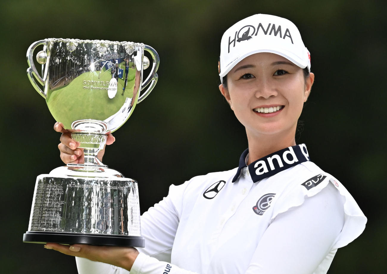 プレーオフを制してメジャー初優勝を決め、カップを手にする金沢志奈（撮影・千葉一成）