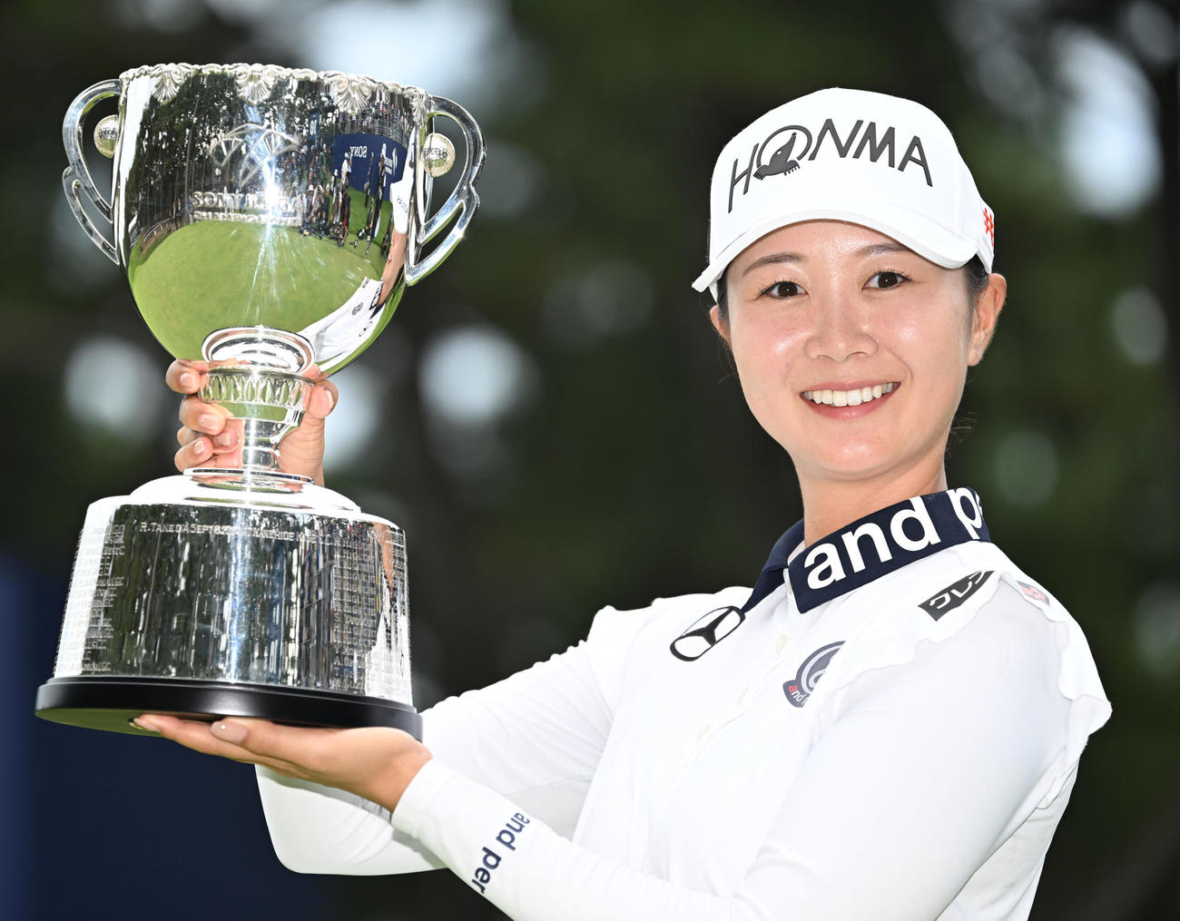 プレーオフを制してメジャー初優勝を決め、カップを手にする金沢志奈（撮影・千葉一成）