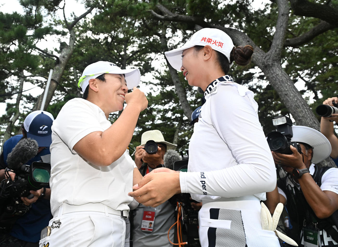プレーオフ制し、“師匠”の申ジエにのねぎらいを受け感極まる金沢志奈（撮影・千葉一成）
