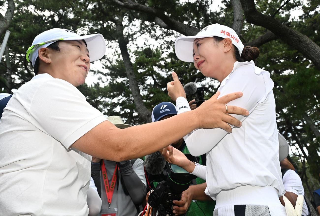 プレーオフ制し、“師匠”の申ジエにのねぎらいを受け感極まる金沢志奈（撮影・千葉一成）