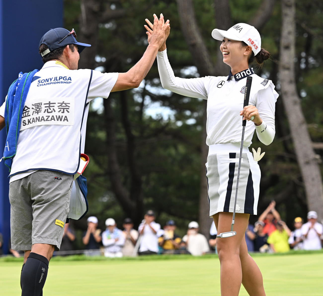 プレーオフ制してメジャー初優勝を決め、キャディーとタッチして喜ぶ金沢志奈（撮影・千葉一成）