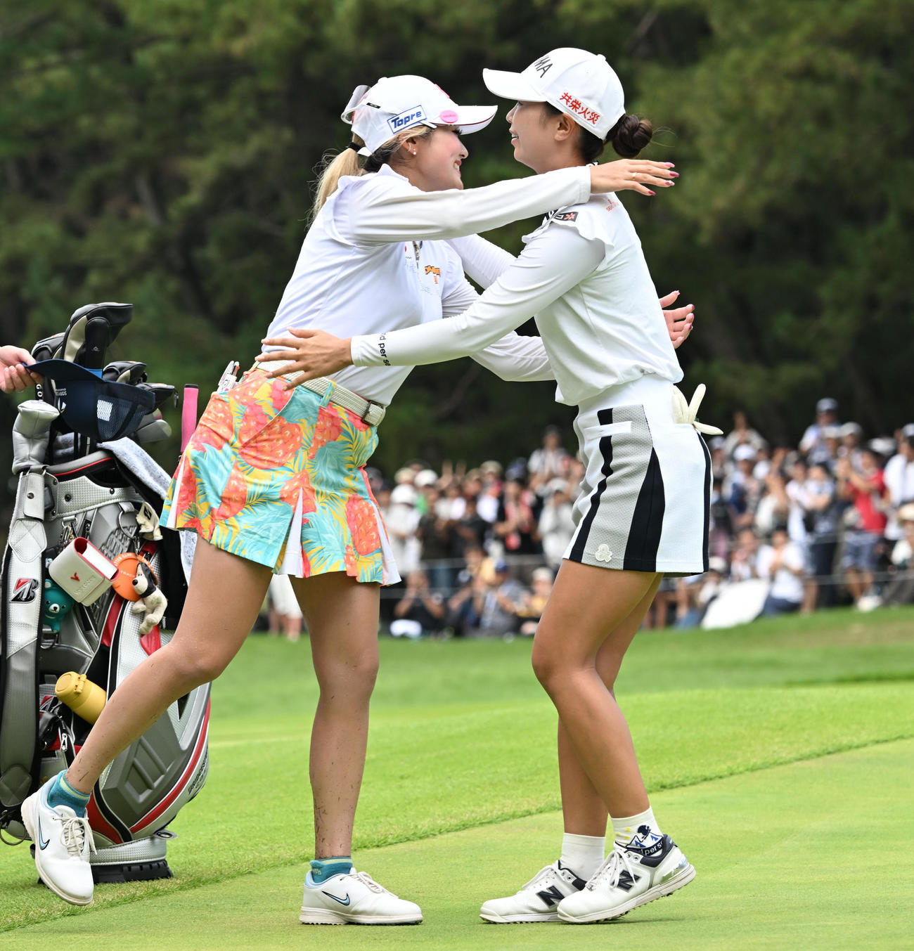 桑木志帆（左）とのプレーオフ制してメジャー初優勝を決め、喜ぶ金沢志奈（撮影・千葉一成）