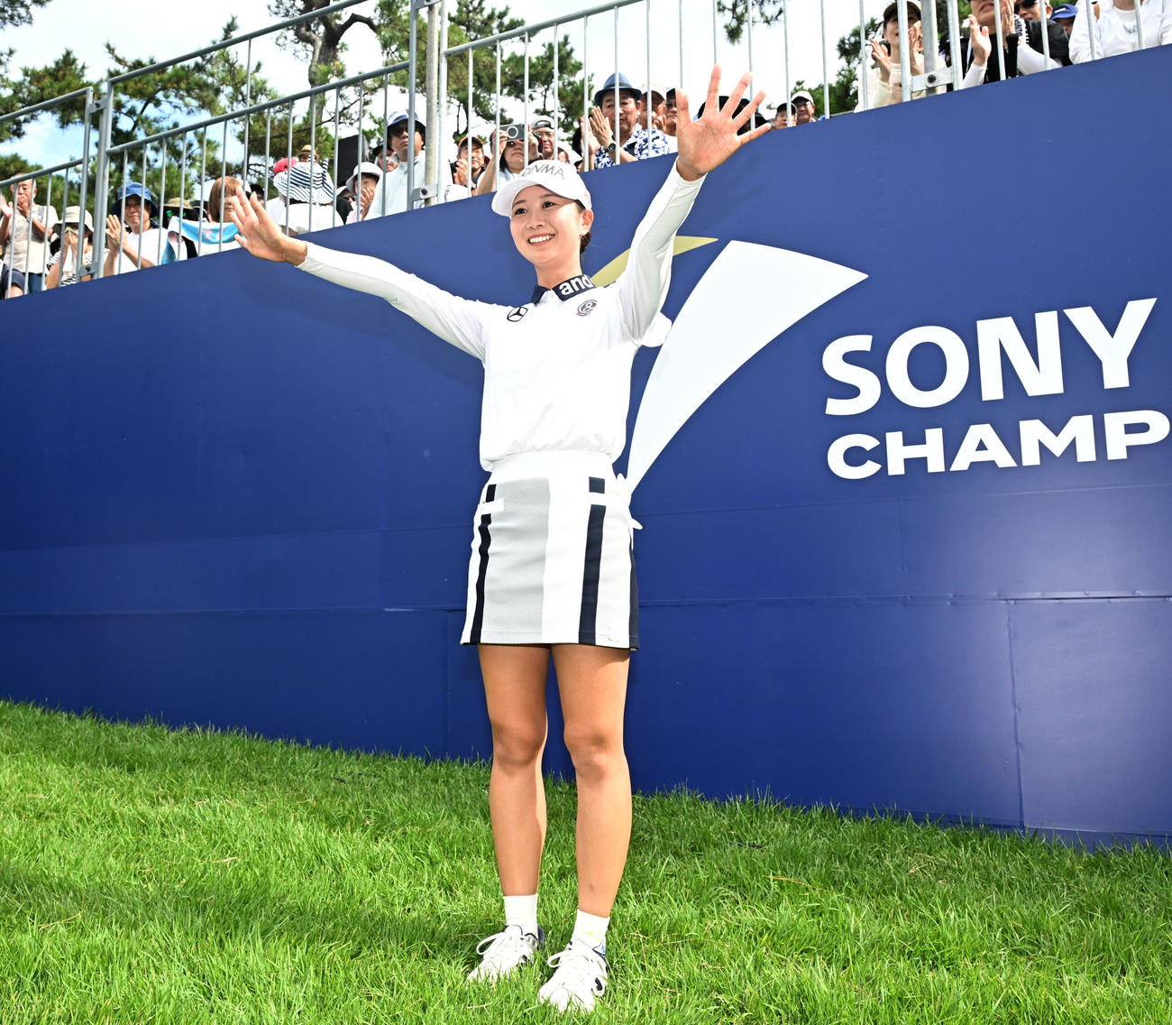 プレーオフ制してメジャー初優勝を決め、喜ぶ金沢志奈（撮影・千葉一成）