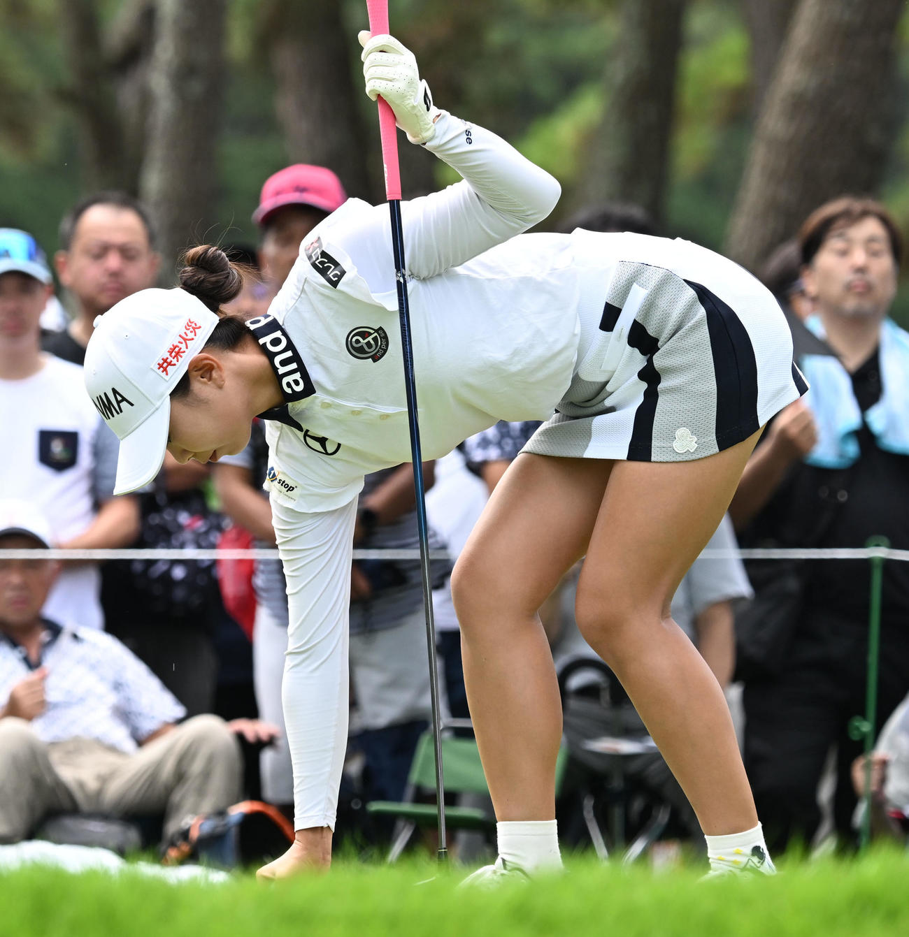 7番でティーショットを前にボールをセットする金沢（撮影・千葉一成）