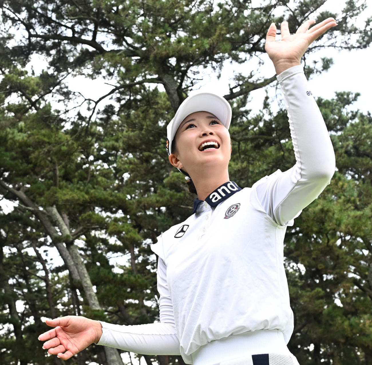 プレーオフ制してメジャー初優勝を決め、ギャラリーの歓声に手を振って応える金沢志奈（撮影・千葉一成）