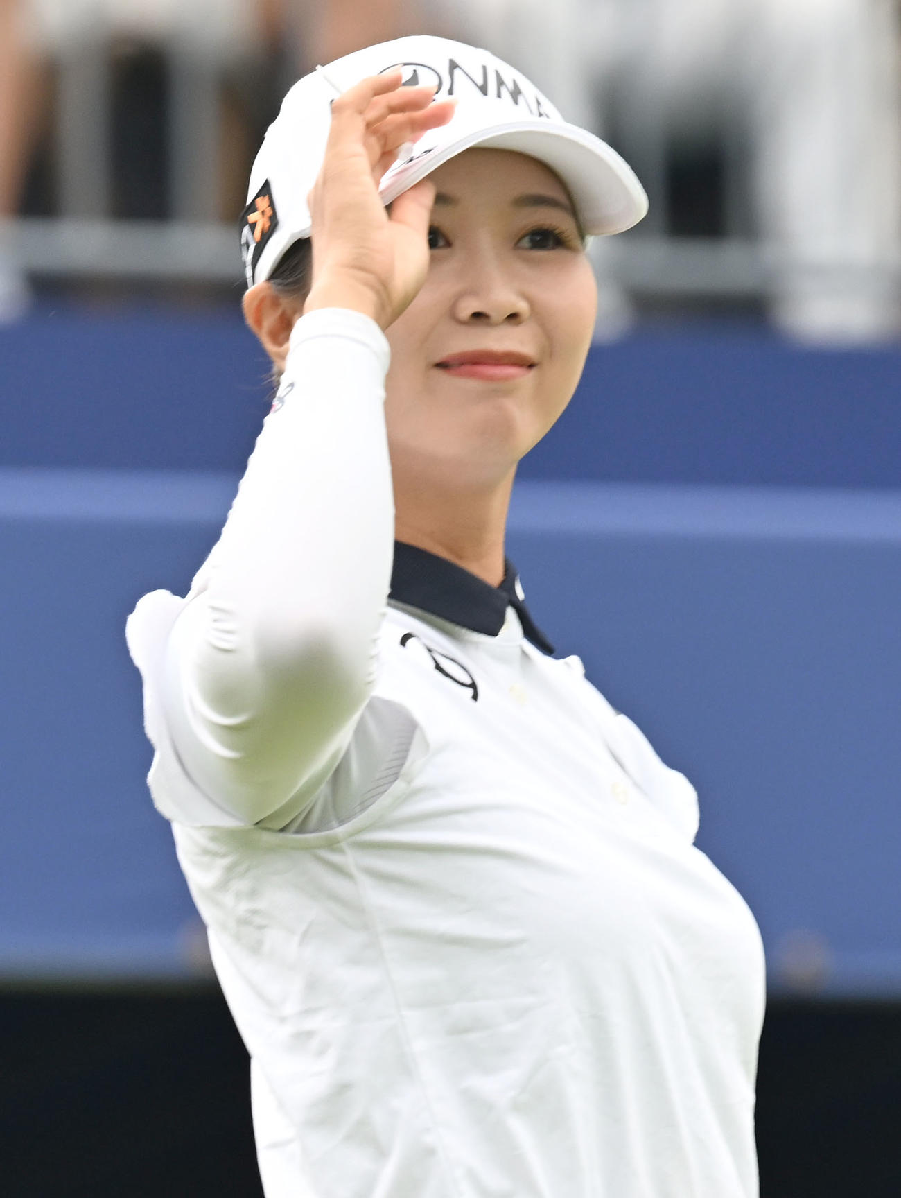 最終日、1番でティーショットを放ち打球の行方を確認する金沢志奈（撮影・千葉一成）