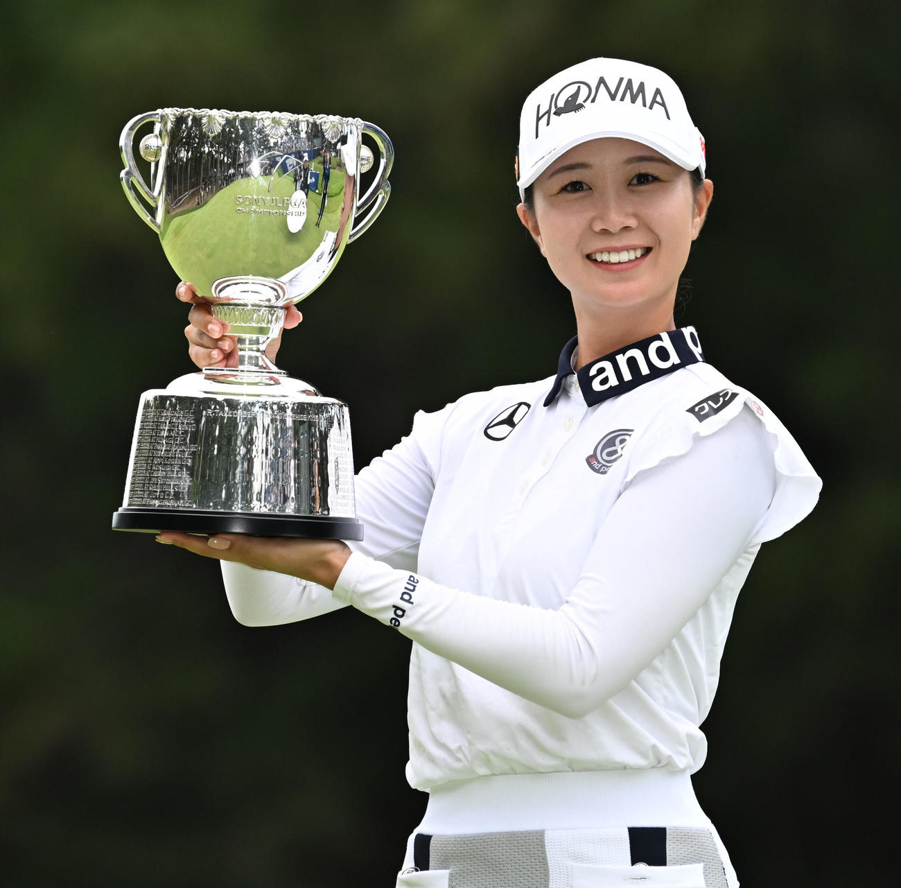 プレーオフを制してメジャー初優勝を決め、カップを手にする金沢志奈（撮影・千葉一成）