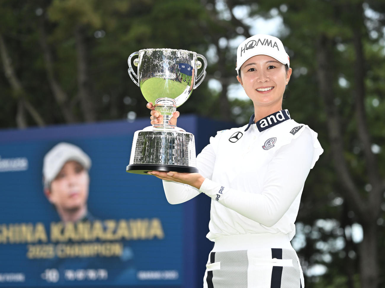 プレーオフを制してメジャー初優勝を決め、カップを手にする金沢志奈（撮影・千葉一成）