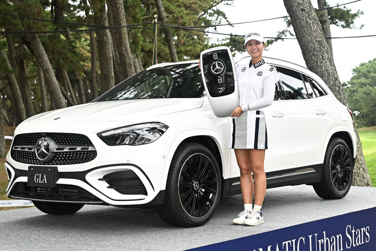 優勝賞品のメルセデスベンツ「GLA200D 4MATIC」と記念撮影する金沢志奈（撮影・千葉一成）