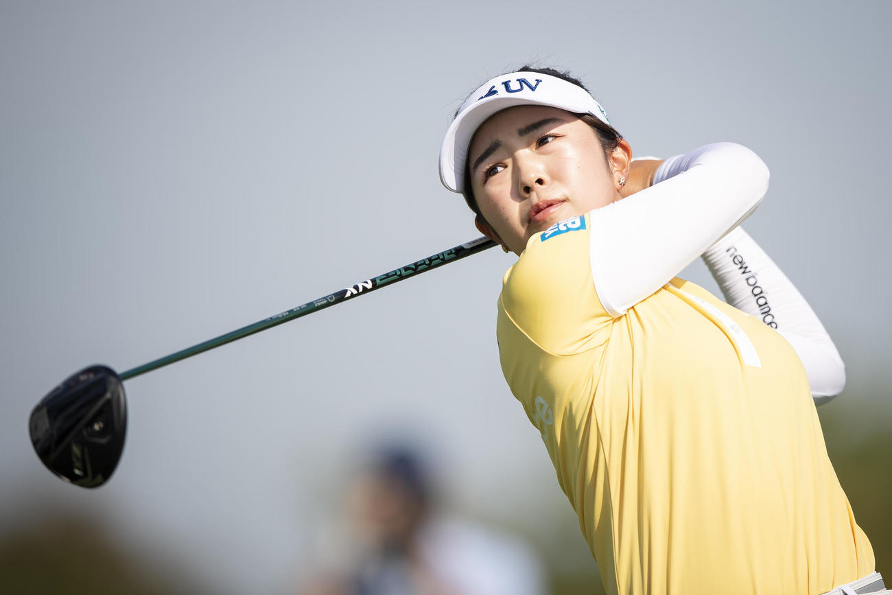 最終ラウンドの1番でティーショットを放つ山下美夢有（AP）