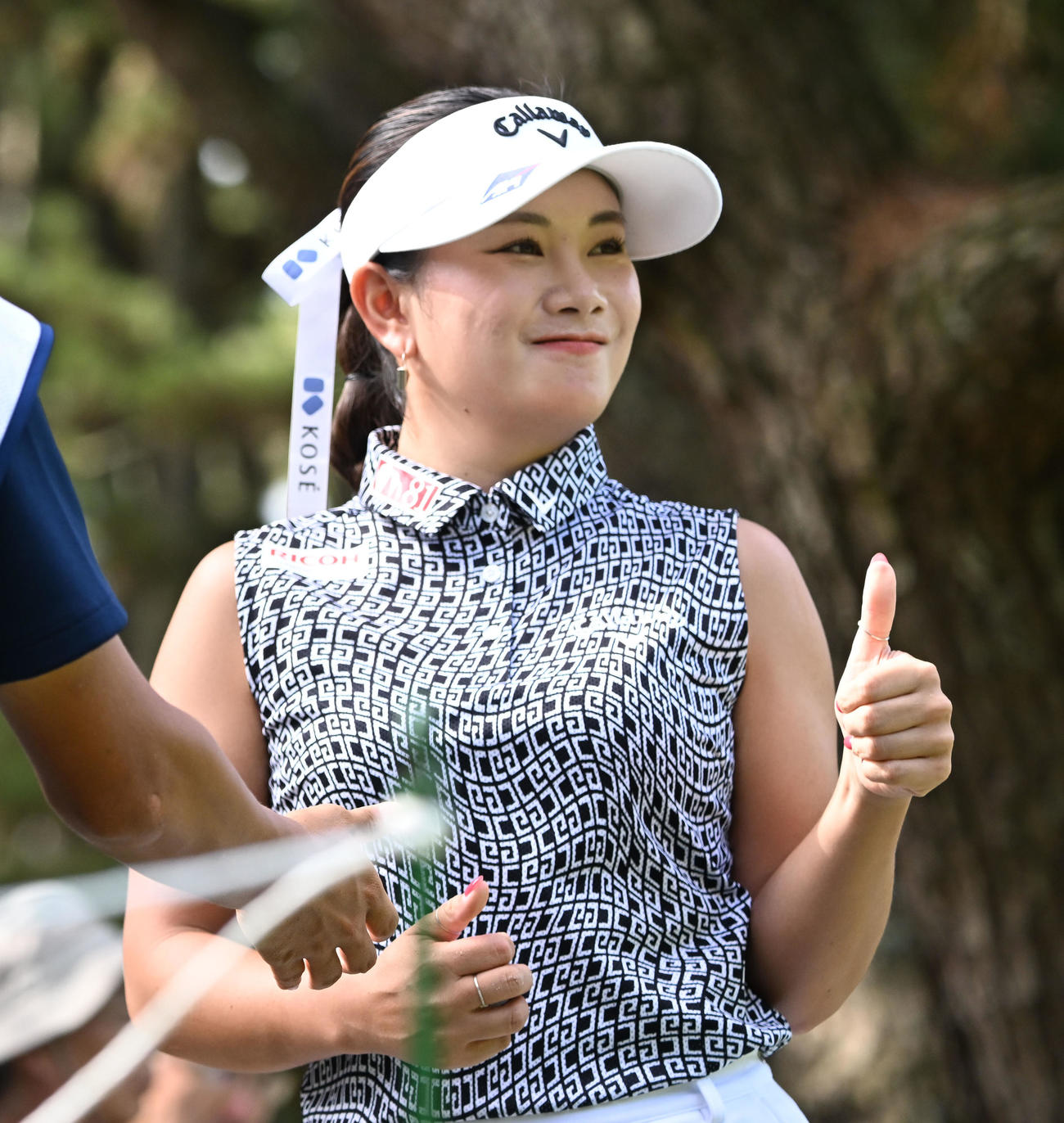 ソニー日本女子プロゴルフ選手権大会第1日、8番でバーディーを決めサムアップポーズで笑顔を見せる河本結（撮影・千葉一成）