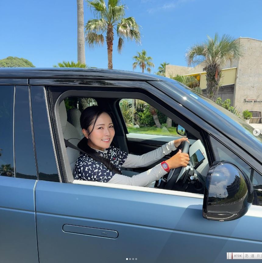 車のハンドルを握る青木瀬令奈（青木瀬令奈のインスタグラムから）