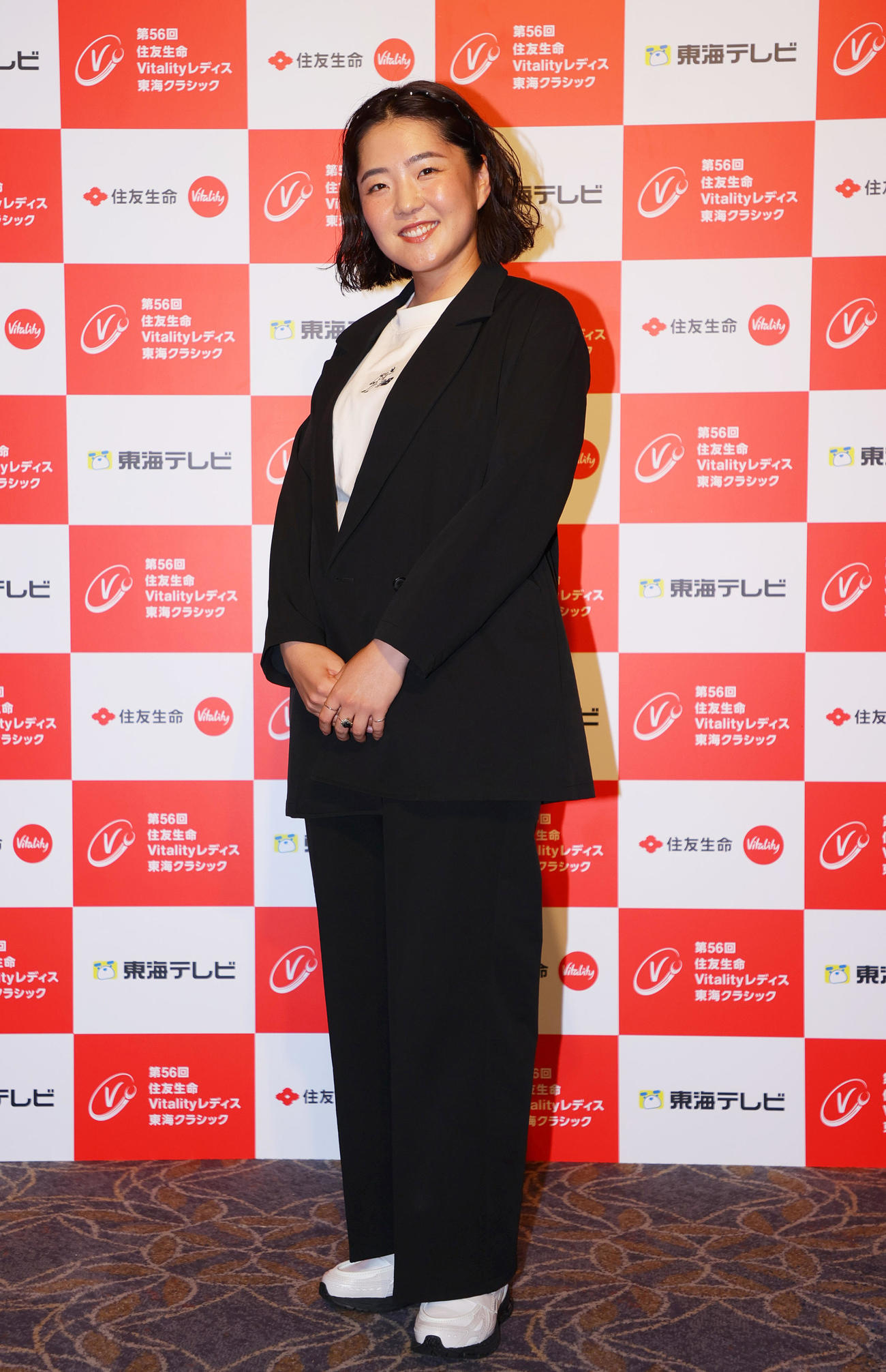 ドレスアップ姿を披露する山内（撮影・上山淳一）