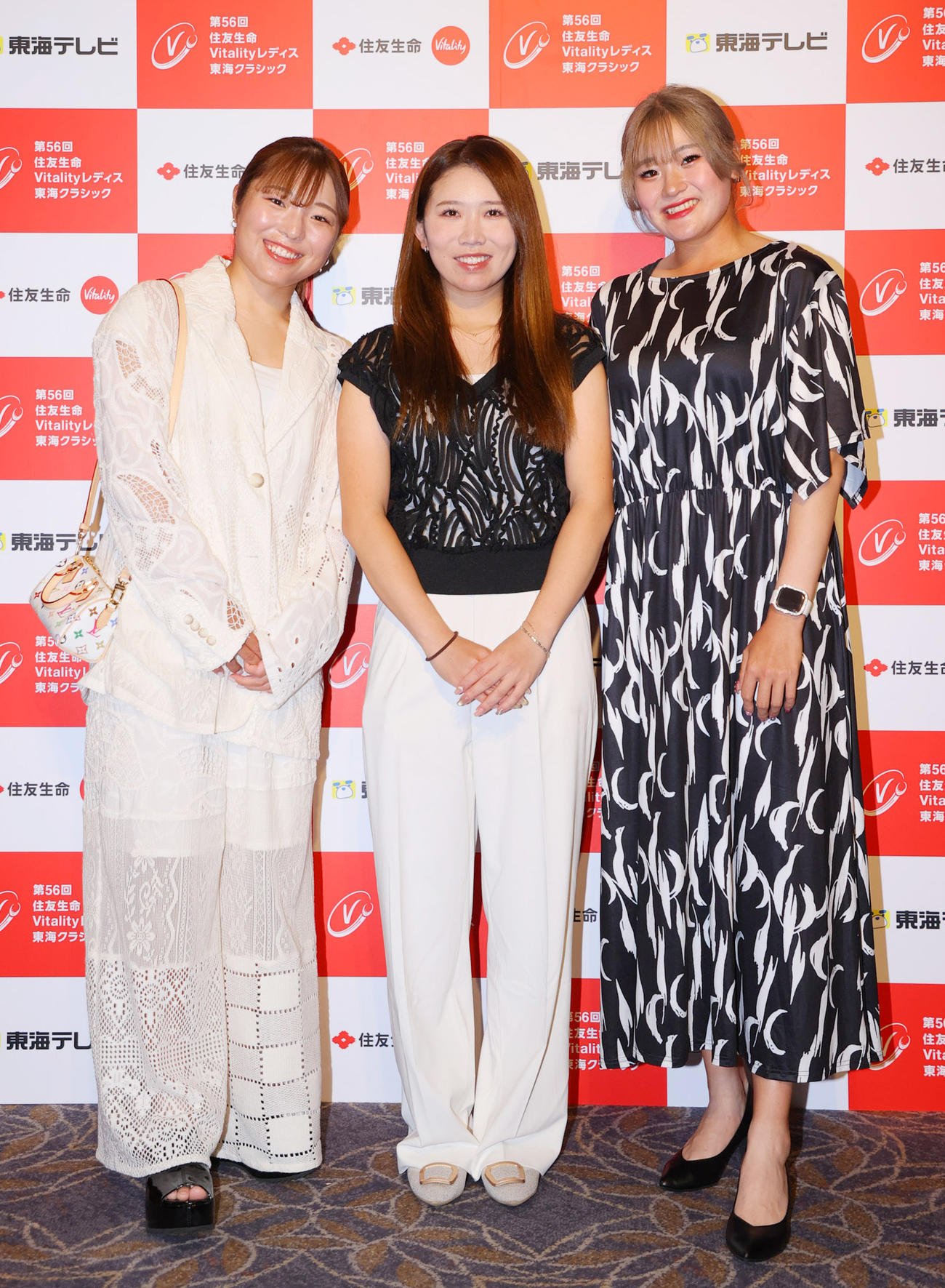 ドレスアップ姿を披露する、左から佐久間、内田、桑木（撮影・上山淳一）